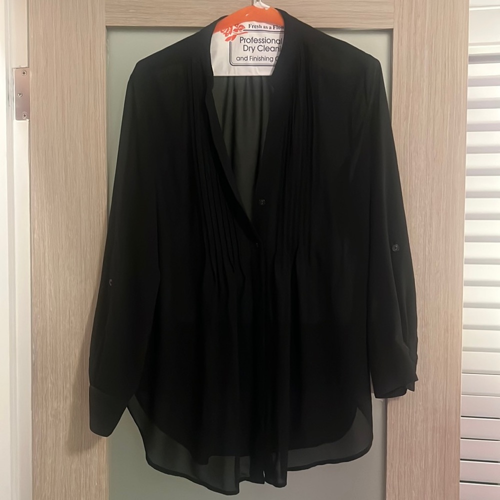 Elegant black blouse with pleats and adjustable arms